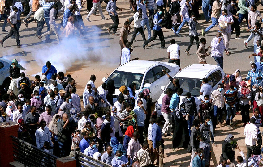  السودان.. إطلاق الغاز المسيل للدموع على آلاف المتظاهرين المطالبين بالحكم المدني