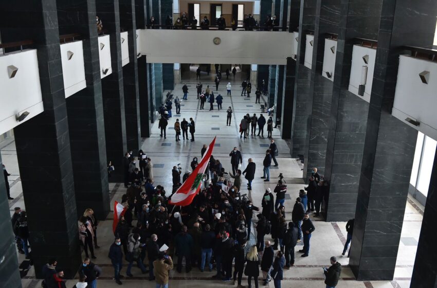  لبنان.. أهالي ضحايا انفجار مرفأ بيروت يقتحمون قصر العدل