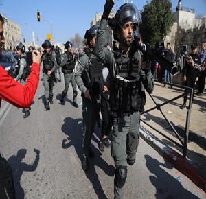  الاحتلال يعتدي على الفلسطينين اثناء فعاليات احياء ذكرى الإسراء والمعراج في باب العامود بالقدس