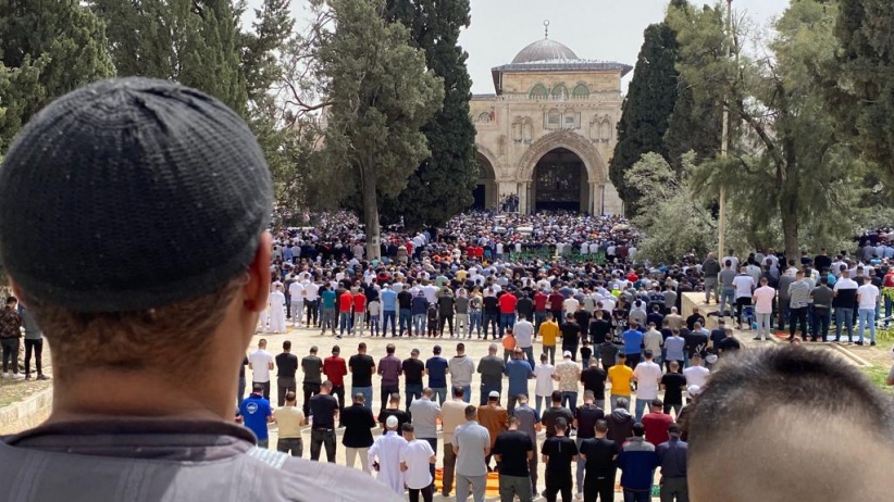  صور: الالاف يؤدون صلاة الجمعة الأولى من رمضان في المسجد الاقصى