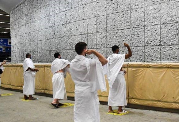  الحجاج يرمون جمرة العقبة الكبرى في ختام أكبر موسم حج منذ 2019