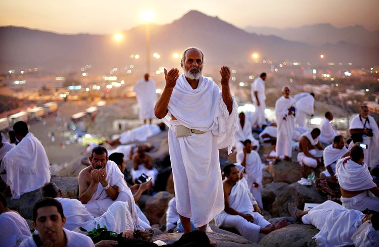  الحجاج يتوافدون على عرفات لأداء ركن الحج الأعظم