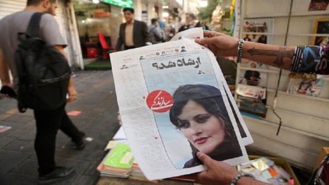  إيران تشتعل غضبًا.. الاحتجاجات تتسع ومدن جديدة تدخل على خط الأزمة وارتفاع أعداد القتلى والشرطة تتجهز للتصعيد.. رئيسي يُحذر من الفوضى والحرس الثوري يحاول التهدئة