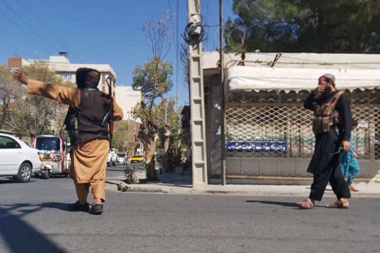  عشرات القتلى في انفجار مسجد في مدينة هرات غرب أفغانستان