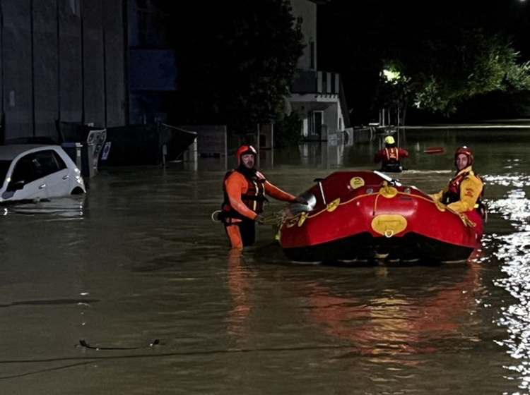  مقتل ثمانية أشخاص على الأقل جراء فيضانات مفاجئة ضربت وسط إيطاليا