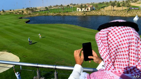  سعوديون ينكبّون على إتقان الغولف رغم الجدل حيال دوري “ليف”