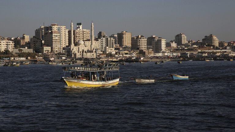  مصادرة مركب واعتقال خمسة صيادين ببحر شمال غزة