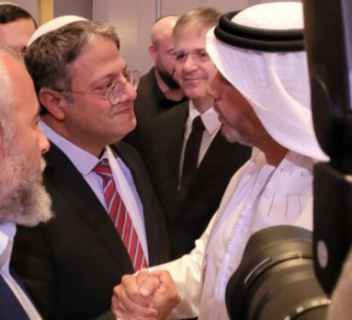  الإمارات تحتفِل بتل أبيب باستقلالها وضيف الشرف الفاشيّ بن غفير وعناق حارٌ مع السفير.. مُستشرِقٌ: الدولة الخليجيّة المُطبّعة تُشرعِن بن غفير المُدان بالإرهاب لجني الأرباح السياسيّة