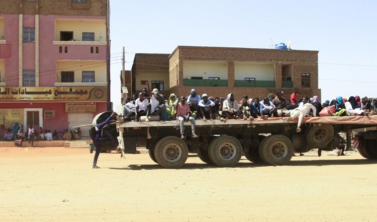  حكومة صنعاء تحمّل دول التحالف مسؤولية سلامة كل يمني مقيم في السودان