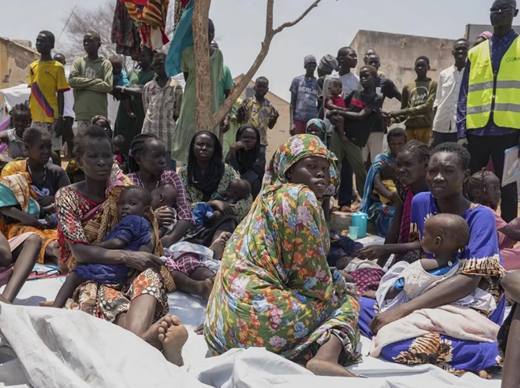  مع احتدام القتال.. عشرات الآلاف يفرون من السودان إلى جنوبه