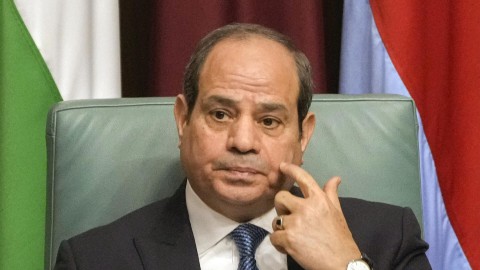  السيسي: مصر تبذل جهودًا لتثبيت إطلاق النار في السودان وتهيئة المناخ للحوار لتجنيب الشعب السوداني مخاطر النزاع وسياستنا تقوم على رفض التدخل في شؤون الدول