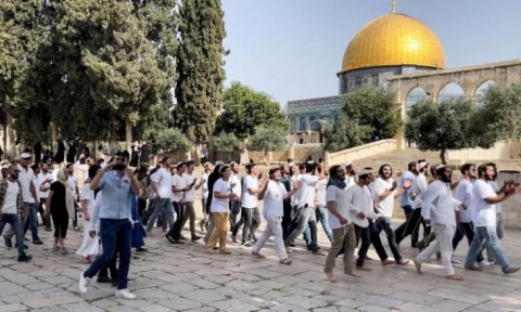  القدس على صفيح ساخن.. مئات المستوطنين يقتحمون المسجد الأقصى وسط حماية أمنية مشددة وتخوفات من تسلل “بن غفير”.. نتنياهو يهدد وإسرائيل تتأهب وتستعد لصواريخ غزة.. والفصائل الفلسطينية المسلحة تدعو لتصعيد “المقاومة”