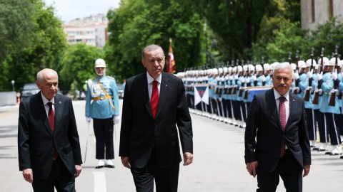  تركيا أردوغان مع الطاقم الوزاري: حسابات “أمنيّة مُعقّدة” أبعدت هاكان فيدان عن الاستخبارات.. تكريم أم تجديد في الهيكل الأمني؟.. ما هي واجبات “المُخلص جدًّا” كالن بعد الآن؟ ولهذه الأسباب فرض شيمشك شُروطه قبل الانضمام