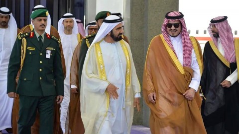  محمد بن راشد وصل جدة السعوديّة رافعاً على أعلى طائرته العلمين السعودي والإماراتي بعد تقارير عن خلافات بين البلدين!