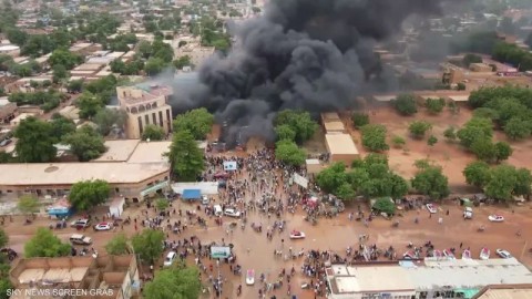  النيجر تعيد فتح حدودها مع عدة دول مجاورة بعد أسبوع من الانقلاب.. ووصول أول طائرات لإجلاء أجانب منها إلى باريس وروما