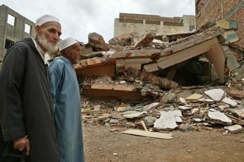  الأقوى منذ قرن.. زلزال المغرب يُخلّف 820 قتيلًا على الأقل ومئات الإصابات والآلاف تحت الأنقاض والدمار كان هائلًا.. المغرب: والجيش يسخر إمكاناته لتقديم المساعدات وتقييم أضرار الزلزال وتضامن عربي ودولي واسع