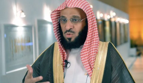  هجوم حاد على عائض القرني بعد تراجعه عن تعزيته بوفاة الشيخ المصري أبو إسحاق الحويني وتأكيده: “نحن مع ولاة أمرنا”