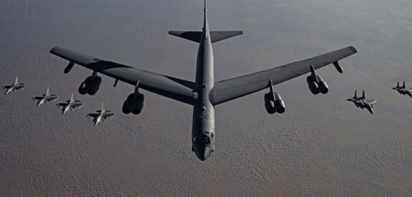  قاذفة B-52 الأميركية العملاقة تحلق مع مقاتلات إسرائيلية فوق غزة