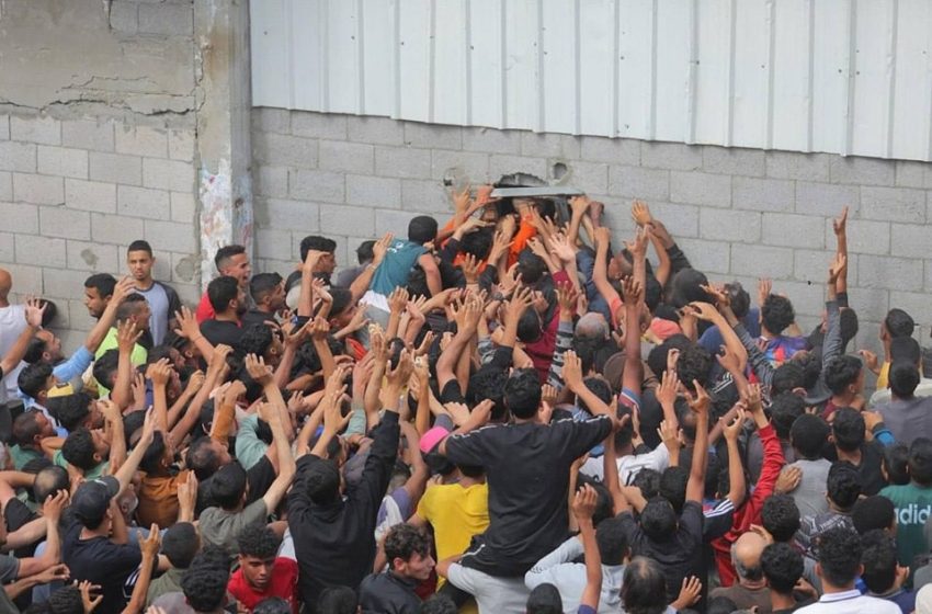  صور | آلاف الفلسطينيين يحاولون الحصول على الخبز في مخيم النصيرات وسط قطاع غزة، مع دخول كميات قليلة من المساعدات الإنسانية.