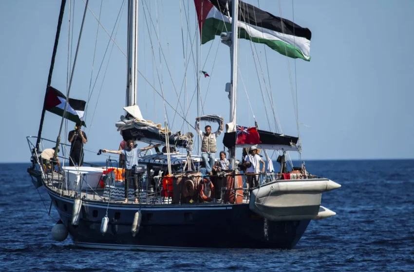 من هم أبرز الناشطين على متن سفينة مادلين المتجهة إلى غزة؟