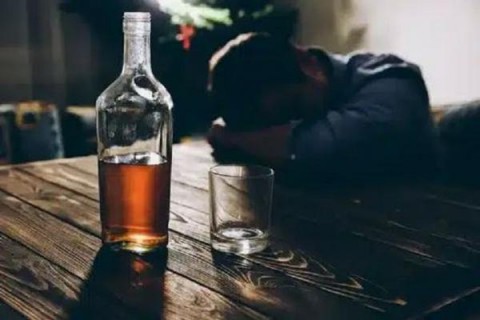 الاشتباه بـ17 إصابة جديدة بعد 9 وفيات.. قضية “التسمّم بالكحول” تتفاعل في الأردن.. مُداهمة مصانع مشروبات روحية “رخيصة ” ومسح جنائي في 3 مُحافظات وإثبات تسرّب لمادة “ميثانول” شديدة السُّمّيّة