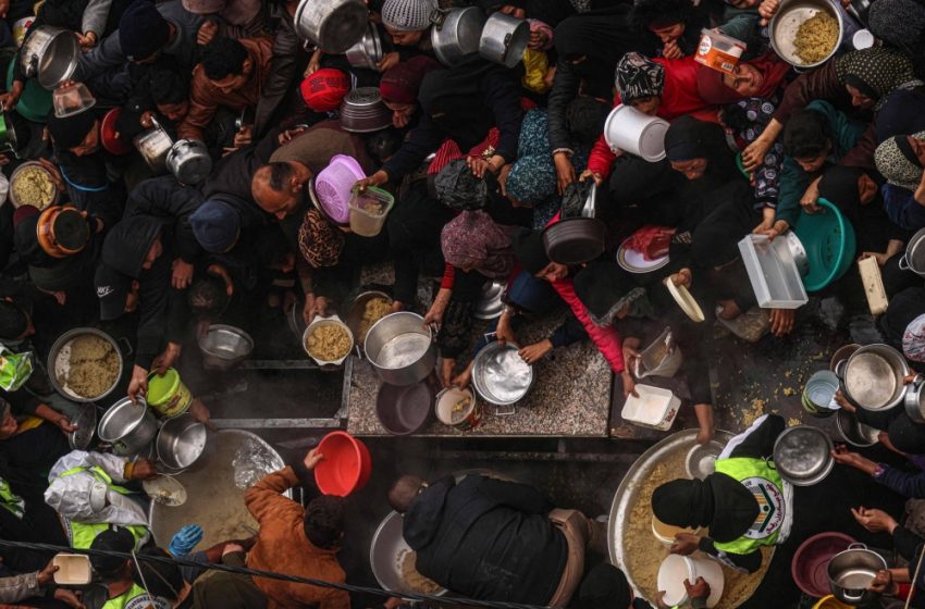 الأونروا: جياع بغزة أُجبروا على الزحف وسط إطلاق نار إسرائيلي كثيف