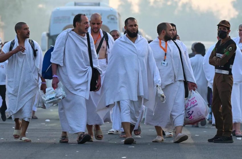الحجاج يتوافدون إلى عرفات لأداء ركن الحج الأعظم