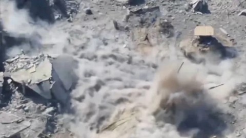 فيديو يكشف بعض ما يجري من معارك في شمال غزة.. مقاوم يهاجم دبابة إسرائيلية ويفجرها ثم يعود مُسرعا دون أن يُصاب