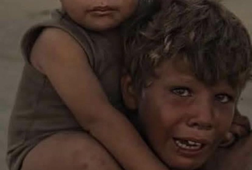  مشهد مؤثر لطفل يبكي وهو يحمل شقيقته تحت وطأة الحرب الإسرائيلية المستمرة على قطاع غزة
