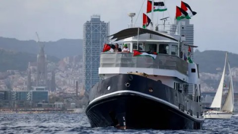  آخر سفينة في أسطول الصمود تواصل طريقها لغزة بعد اعتراض 40 مركبًا وإسرائيل تحتجز 200 ناشطًا.. نتنياهو يُشيد بالعملية