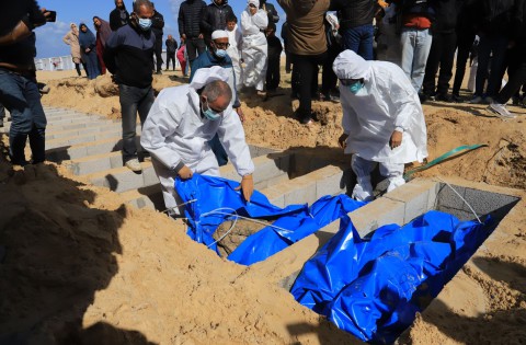  جريمة مروعة مكتملة الأركان.. حكومة غزة تتهم إسرائيل بسرقة أعضاء من جثامين فلسطينيين وتطالب بتشكيل لجنة تحقيق دولية