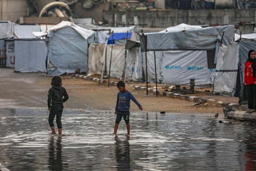  الأونروا: مئات آلاف النازحين في غزة يواجهون الشتاء بخيام مهترئة دون أساسيات الحياة