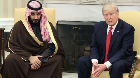  حاولت إحراج بن سلمان.. ترامب ينفجر غضباً في وجه مراسلة أمريكية ويهدد بوقف بث “ايه بي سي” ويدافع بقوة عن السعودية والعائلة المالكة