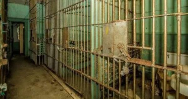  تحقيق لـ”الغارديان” يكشف عن سجن إسرائيلي تحت الأرض يُحتجز فيه فلسطينيون في ظروف مروعة