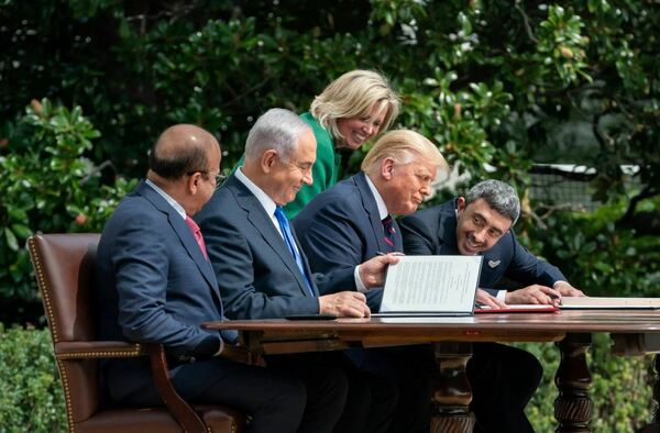  خدعة السلام: كيف أصبح التطبيع العربي الإسرائيلي إلى أداة لتصفية القضية الفلسطينية