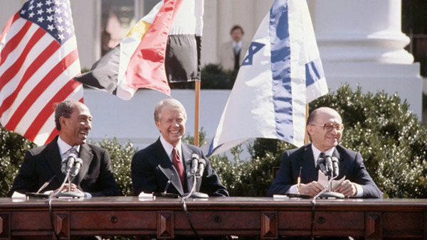  حين دخل السادات الكنيست.. خرجت فلسطين من المعادلة وبدأت هندسة الإقليم لصالح إسرائيل