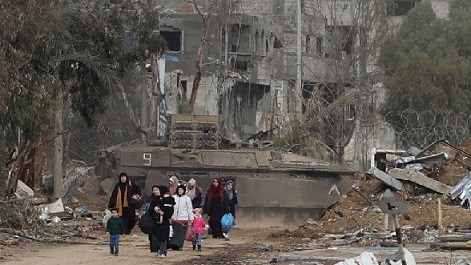  الجيش الإسرائيلي يقتل 3 فلسطينيين شمالي غزة بينهم طفل وسيدة إثر توغّل قواته في مناطق تواجد النازحين وطواقم الإسعاف يتعذر عليها الوصول بسبب إطلاق نار كثيف