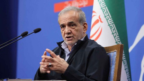  الرئيس الإيراني يقول إن بلاده تواجه “حربا شاملة” تشنها الولايات المتحدة وأوروبا وإسرائيل: “لا يريدون لبلدنا أن يكون واقفا”