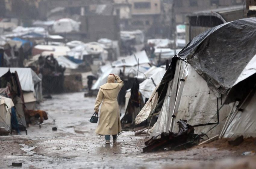  أمطار الشتاء تضاعف معاناة النازحين في غزة
