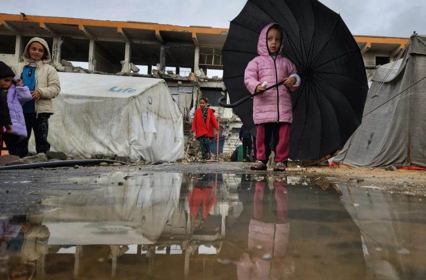  غزة تغرق في مأساة جديدة.. المنخفض الجوي يفتك بخيام النازحين وسط صمت دولي مطبق