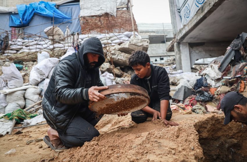  غزة: فلسطيني ينخل الأنقاض بحثًا عن زوجته وأطفاله بعد دمار منزله بالقصف الإسرائيلي