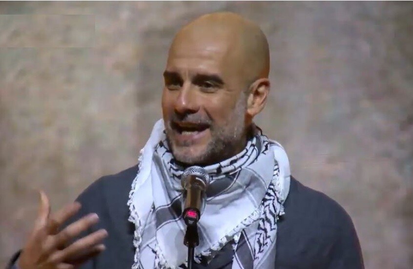  غوارديولا بالكوفية: نحن مع فلسطين .. اسرائيل تقتل اطفالنا