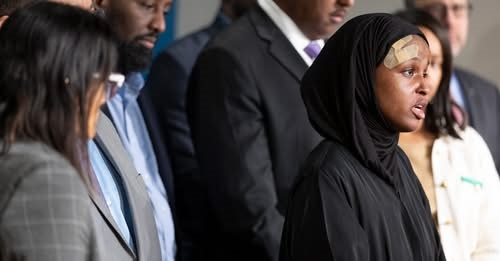  مواطنة أمريكية من أصول صومالية تتهم عناصر من الهجرة الأمريكية بالاعتداء عليها جسديًا ولفظيًا