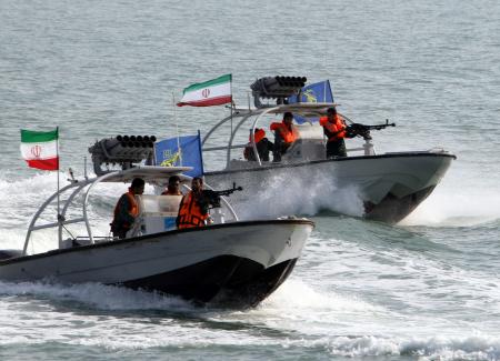  مع تصاعد التوتر مع أمريكا.. الحرس الثوري الإيراني يجري مناورات عسكرية مفاجئة في مضيق “هرمز” استعدادًا للحرب