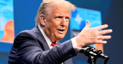  ترامب في خطابه عن حالة الاتحاد: إيران تسعى لتطوير صواريخ قادرة على ضرب أمريكا وتهديد أوروبا ولن نسمح لها بامتلاك سلاح نووي.. وطهران ترد وتعتبر اتهاماته “أكاذيب كبرى”