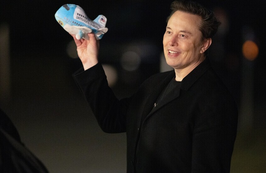  إيلون ماسك يعلن خطة لبناء “مدينتين” على القمر والمريخ