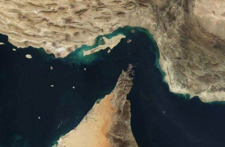  إيران تهدد: أي هجوم أمريكي في “هرمز” سيؤدي إلى إغلاقه لأجل غير مسمى