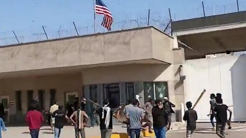  مقتل 9 متظاهرين وإصابة العشرات في تظاهرة احتجاج على اغتيال خامنئي أمام القنصلية الأميركية في كراتشي.