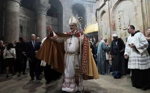  سابقة من نوعها.. إسرائيل تمنع بطريريك اللاتين من دخول كنيسة القيامة.. ونتنياهو يقول أنه “لا نية سيئة” في قرار المنع