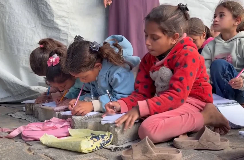  أطفال غزة يتحدون الحرب لمواصلة تعليمهم في مواصي خان يونس